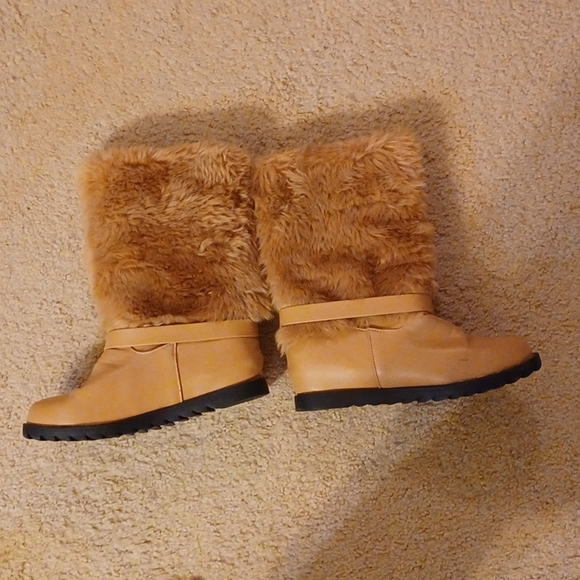 Size 9 tan colored fur boots with a bow - Picture 2 of 4